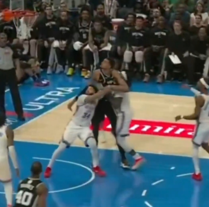 欧博游戏平台-专搞超巨？多特圣诞大战险些搞伤文班 今日撩阴腿惹约基奇暴怒